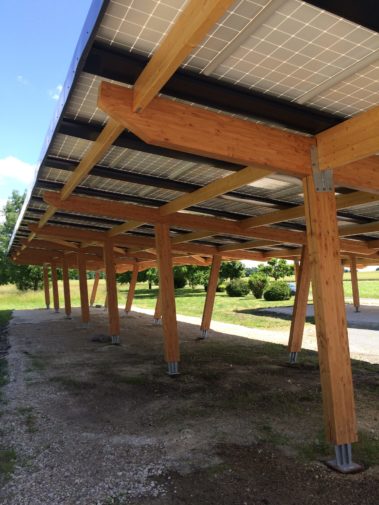 Ombrières sur le parking de la piscine municipale de Vibrac