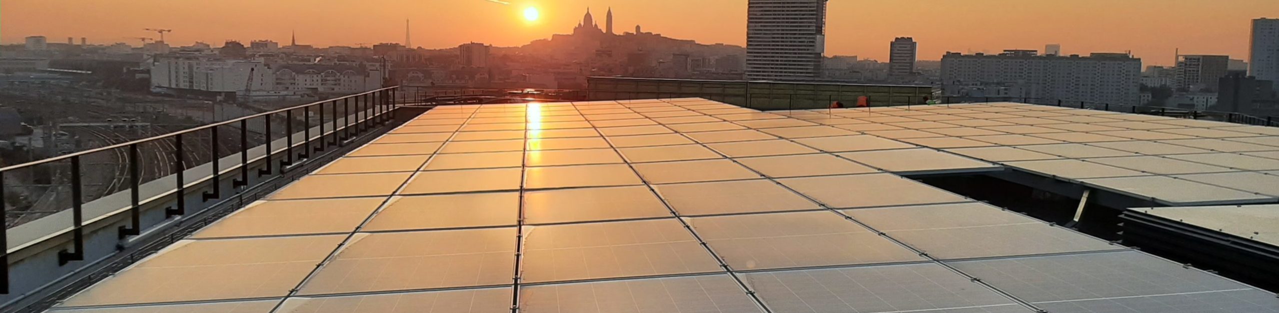 Une toiture terrasse photovoltaïque sur un bâtiment de l’éco-quartier Eole Evangile dans le 19ème arrondissement de Paris – Made by sunvie Toiture photovoltaïque Made by Sunvie - Eole Evangile - Paris