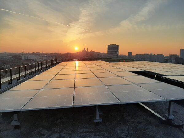 Une toiture terrasse photovoltaïque sur un bâtiment de l’éco-quartier Eole Evangile dans le 19ème arrondissement de Paris – Made by sunvie Toiture photovoltaïque Made by Sunvie - Eole Evangile - Paris